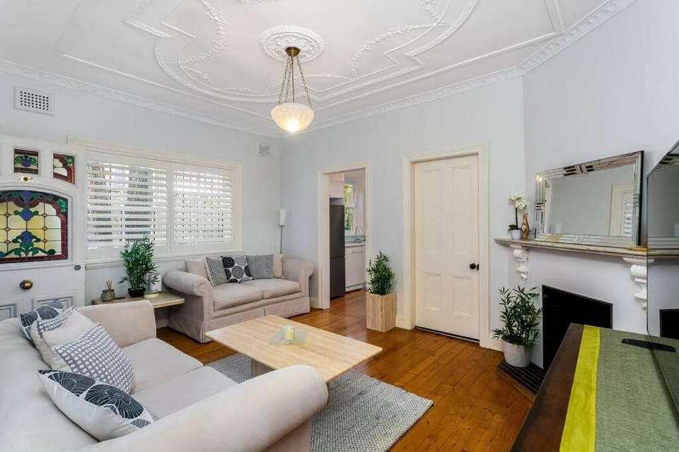 HOLDS - Beautiful Unit in Neutral Bay - Holdsworth St Apartment in Sydney