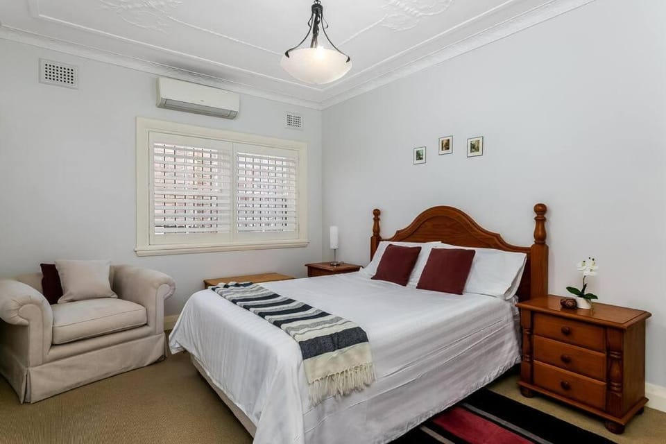 HOLDS - Beautiful Unit in Neutral Bay - Holdsworth St Apartment in Sydney