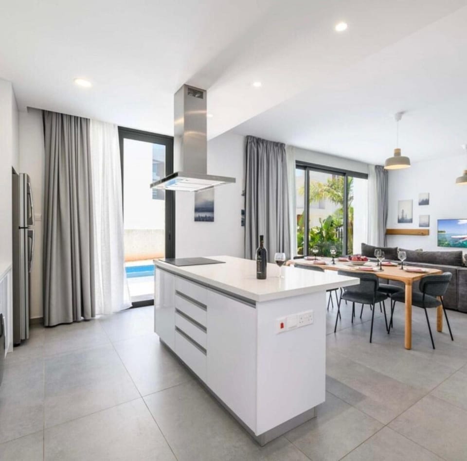 Kitchen or kitchenette, Pool view