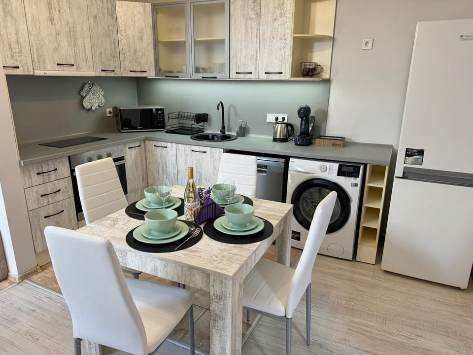 Coffee/tea facilities, Kitchen or kitchenette, Dining area, stove