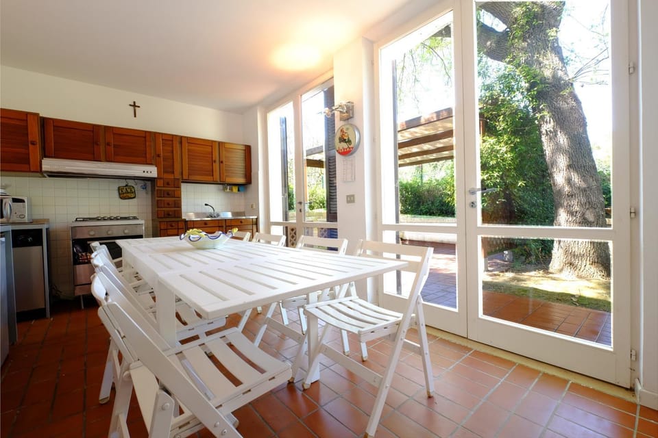 Kitchen or kitchenette, Dining area, oven, kitchen