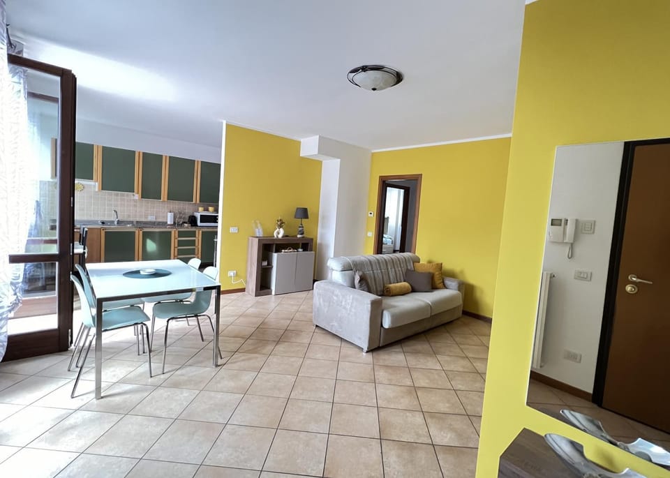 Kitchen or kitchenette, Living room, Seating area, Dining area