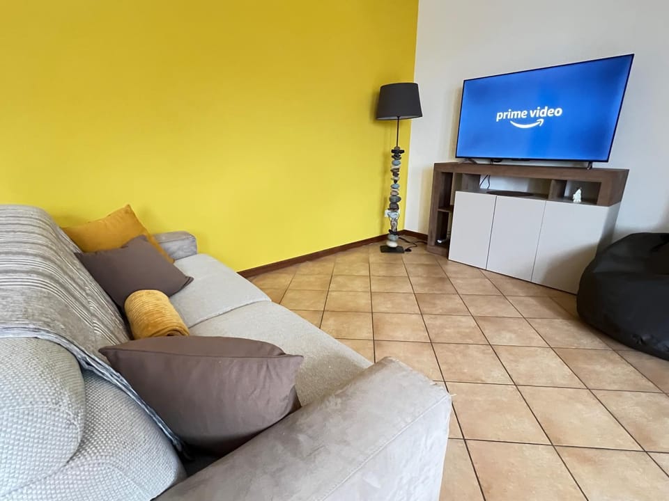 TV and multimedia, Living room, Seating area, Evening entertainment