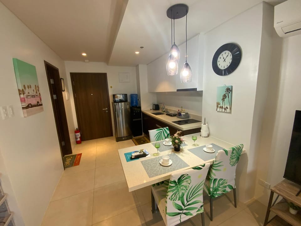 Kitchen or kitchenette, Seating area, Dining area, stove