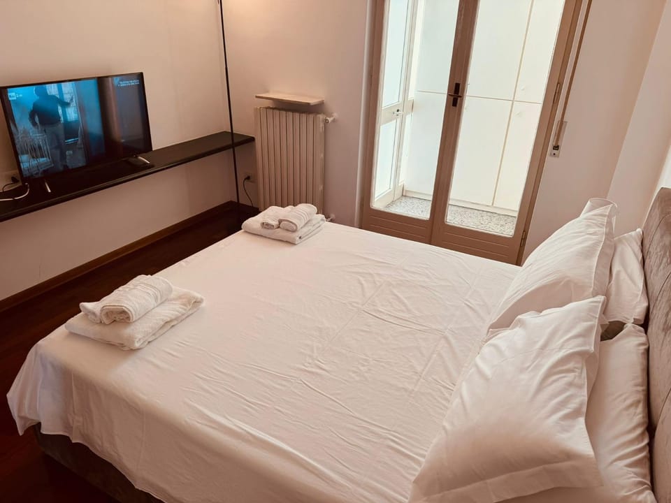 Bed, TV and multimedia, Bedroom, towels