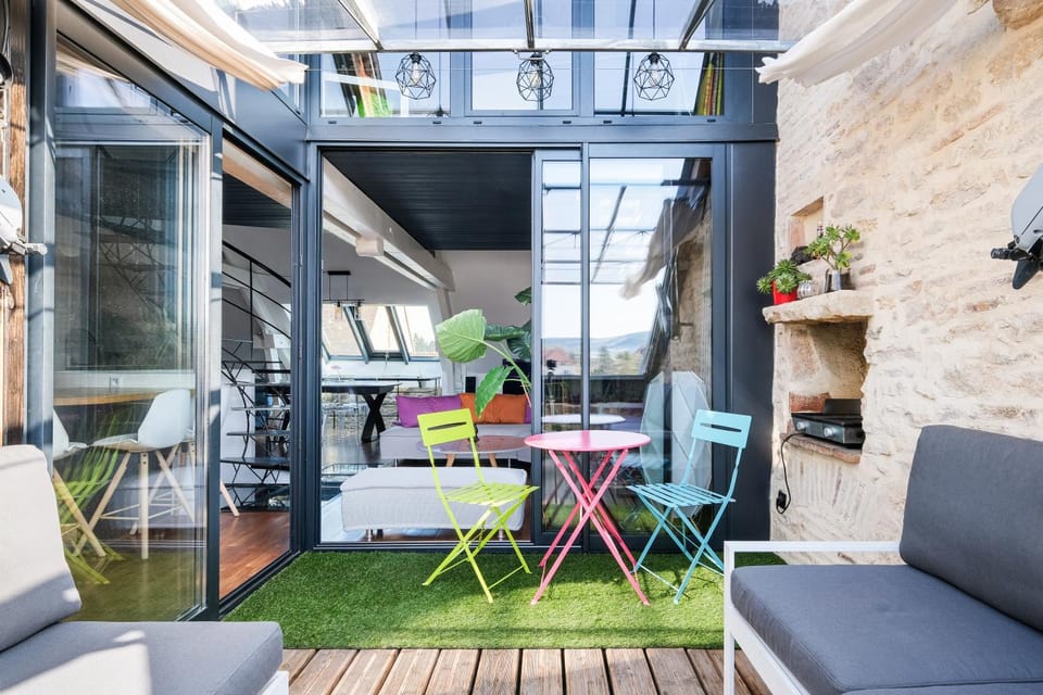 Patio, Day, Dining area