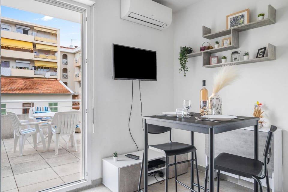 Communal lounge/ TV room, TV and multimedia, Dining area, air conditioner