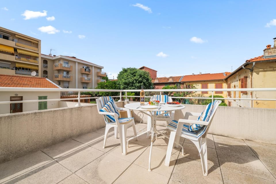 Property building, Patio, Day, View (from property/room), Balcony/Terrace, Dining area