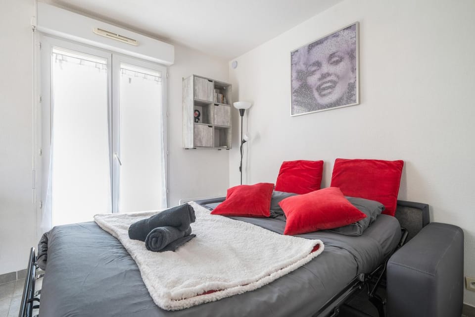 Bed, Living room, Photo of the whole room, Bedroom, towels