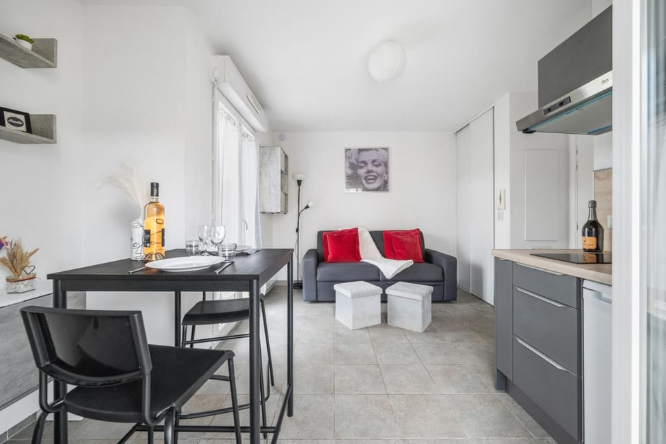 Kitchen or kitchenette, Living room, Seating area, Dining area, oven