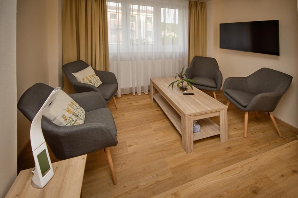 Communal lounge/ TV room, TV and multimedia, Living room, Seating area, Evening entertainment