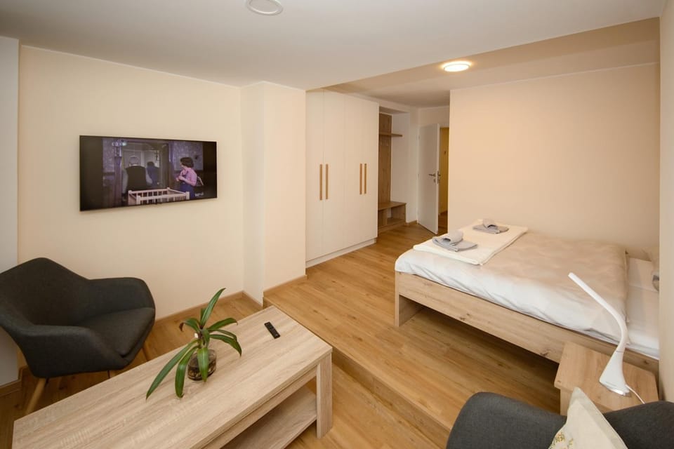 Bed, TV and multimedia, Photo of the whole room, Seating area, Bedroom