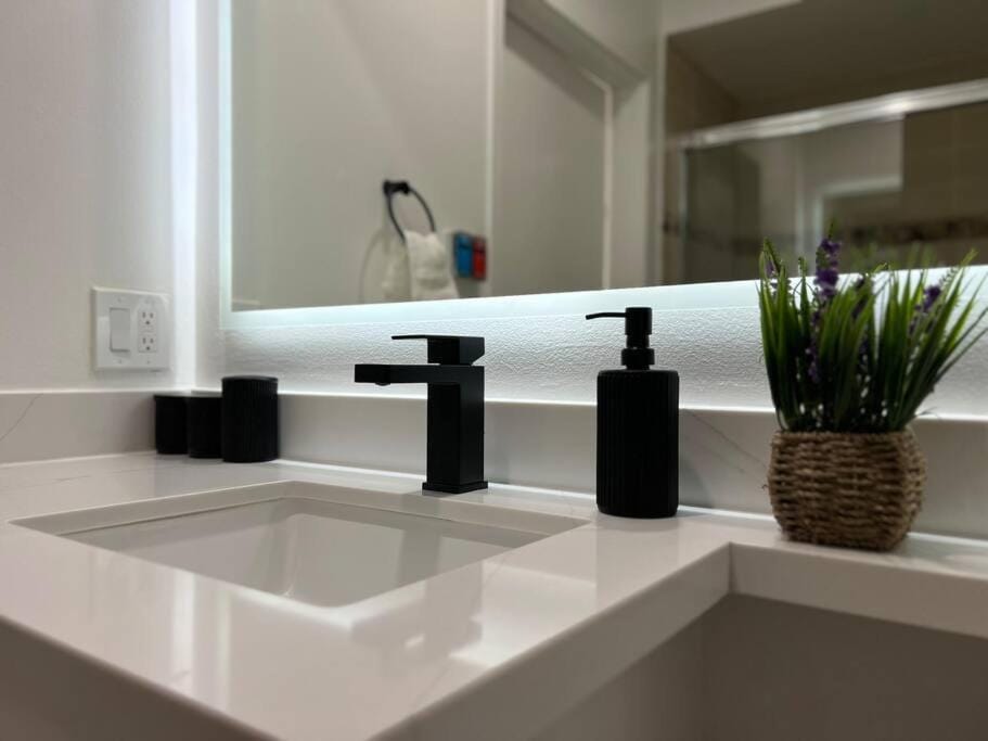 Fortuna-Seaside Retreat in Santa Monica, steps to the beach, free parking Apartment in Santa Monica