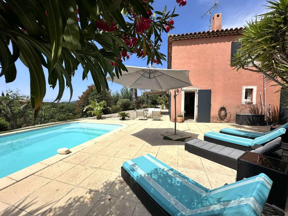 Villa Paloma pour 6 personnes avec piscine privée, à deux pas du Golf de Valcros, à La Londe-Les-Maures Villa in La Londe-les-Maures