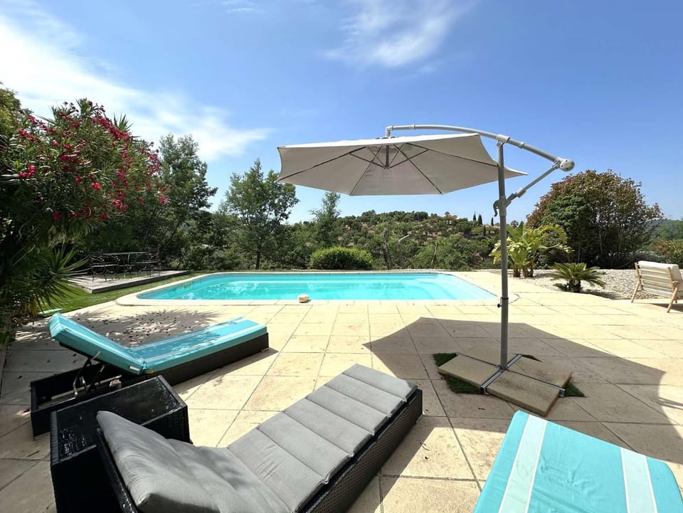 Villa Paloma pour 6 personnes avec piscine privée, à deux pas du Golf de Valcros, à La Londe-Les-Maures Villa in La Londe-les-Maures