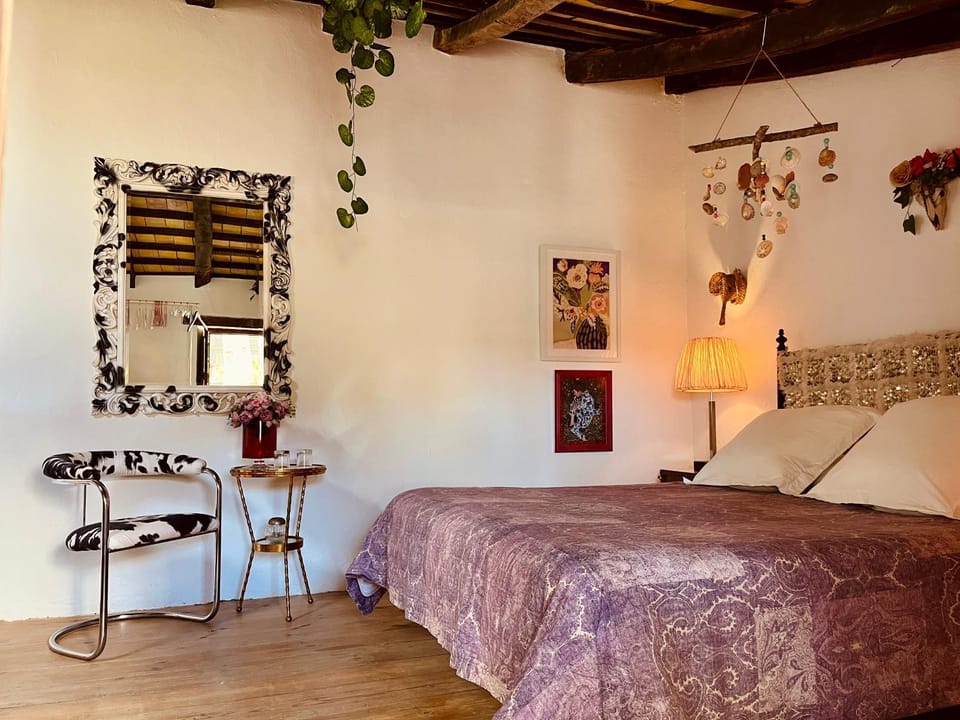 Photo of the whole room, Bedroom