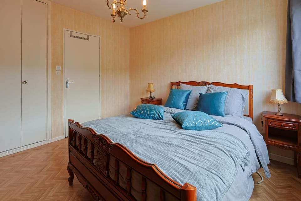 Bed, Photo of the whole room, Bedroom, wardrobe