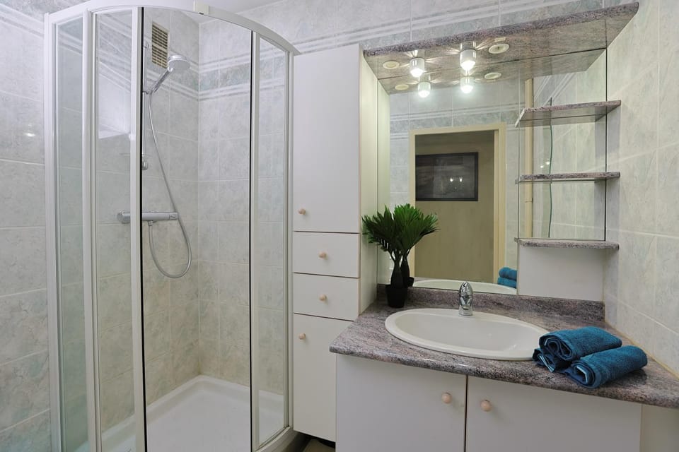 Shower, Bathroom, towels