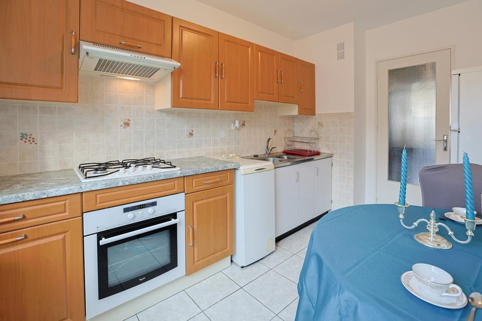 Kitchen or kitchenette, Dining area, minibar, pet friendly, stove