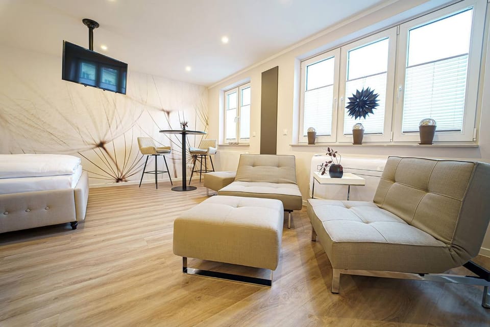Bed, TV and multimedia, Seating area