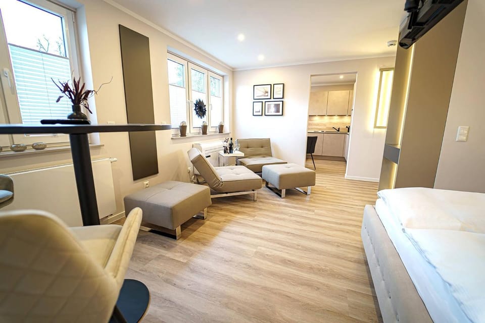 Bed, Photo of the whole room, Seating area