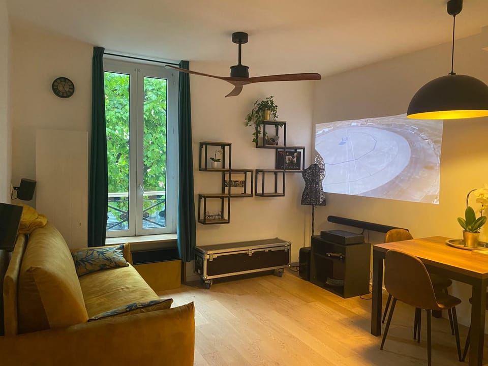 TV and multimedia, Living room, Seating area, Dining area