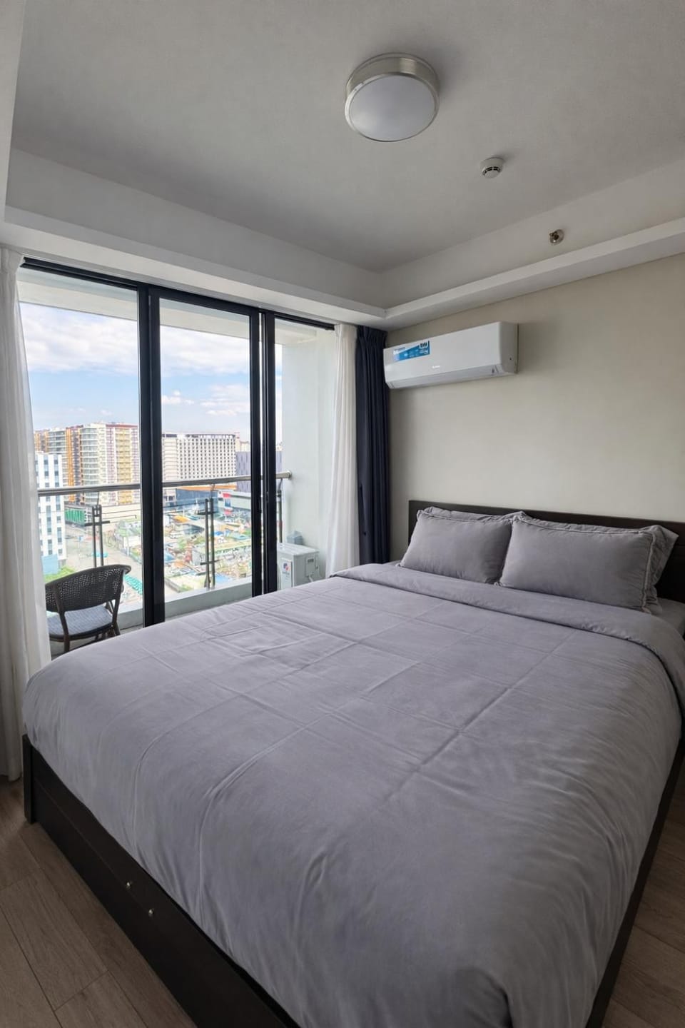 Balcony/Terrace, Bedroom, City view, Street view, air conditioner