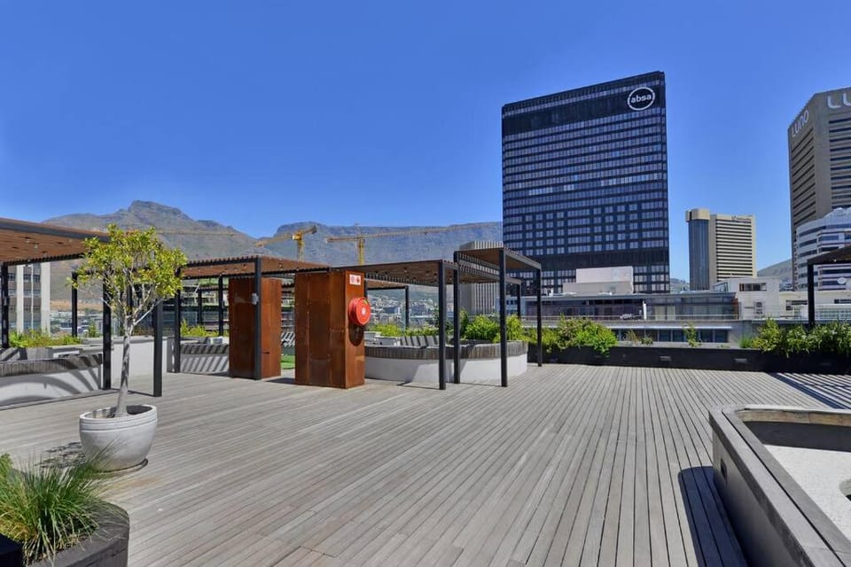 Zainab - Modern City Centre Aprt- City and Mountain views! Apartment in Cape Town
