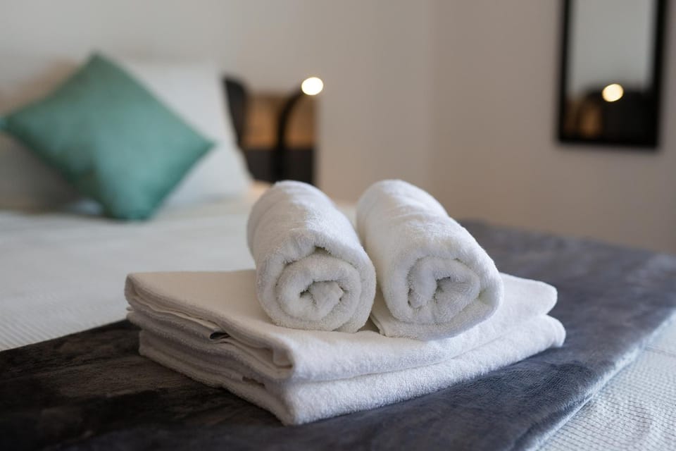 Bed, Bedroom, towels