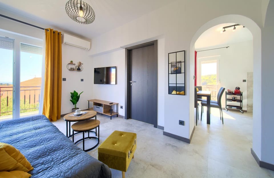Communal lounge/ TV room, TV and multimedia, Living room, Seating area