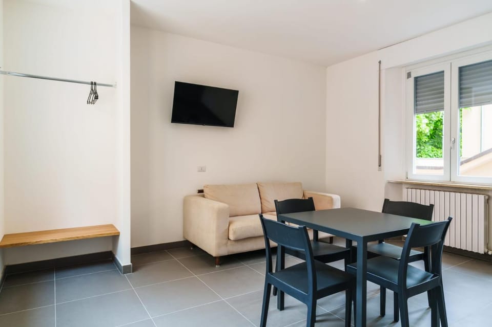 Communal lounge/ TV room, TV and multimedia, Seating area, Dining area