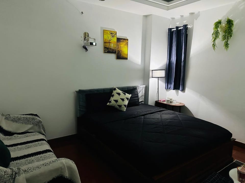 Bed, Photo of the whole room, Seating area, Bedroom