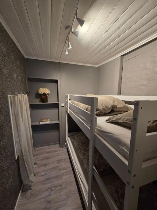 Bedroom, bunk bed