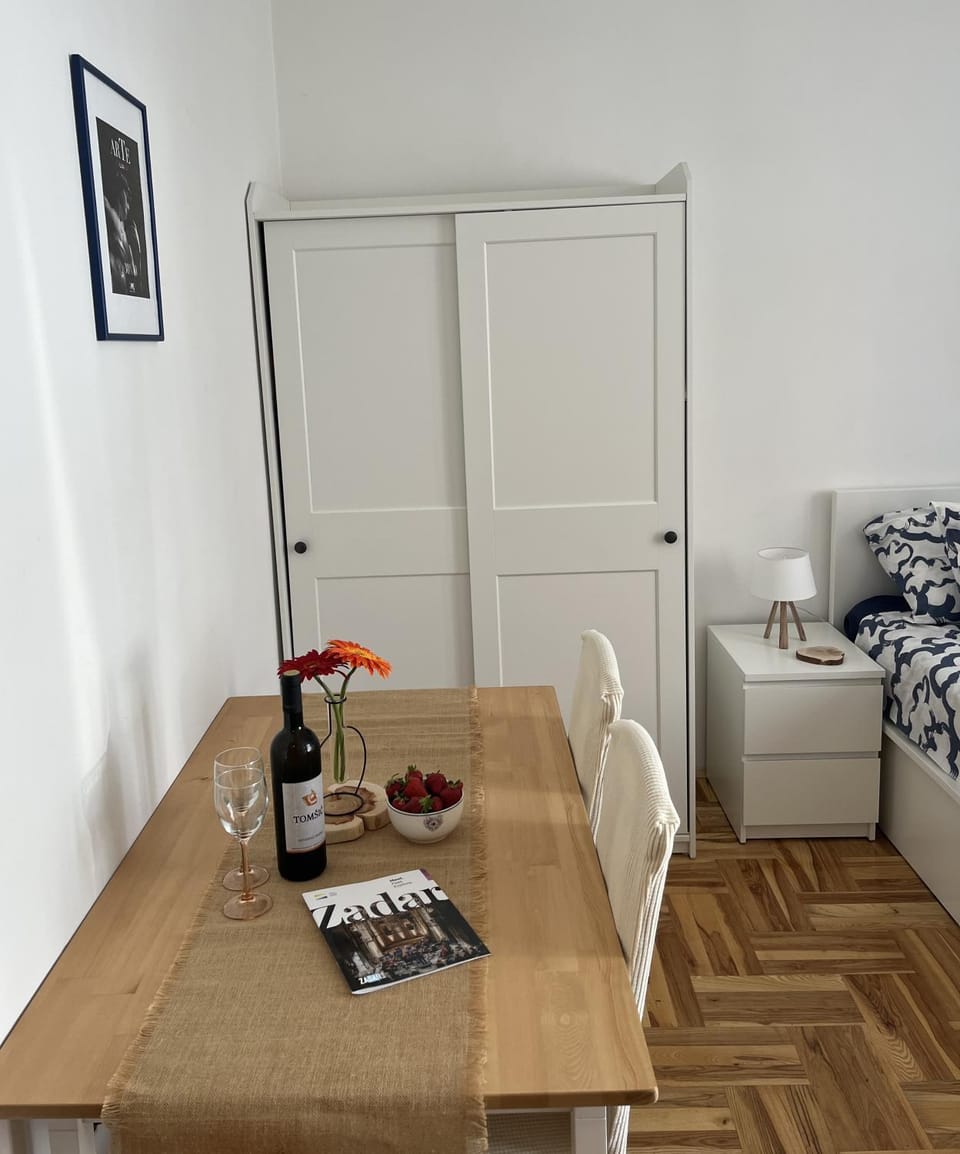 Bed, Living room, Photo of the whole room, Seating area, Dining area, Bedroom