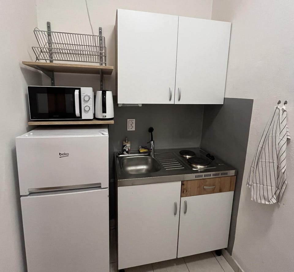 Coffee/tea facilities, Kitchen or kitchenette, microwave, stove, kitchen
