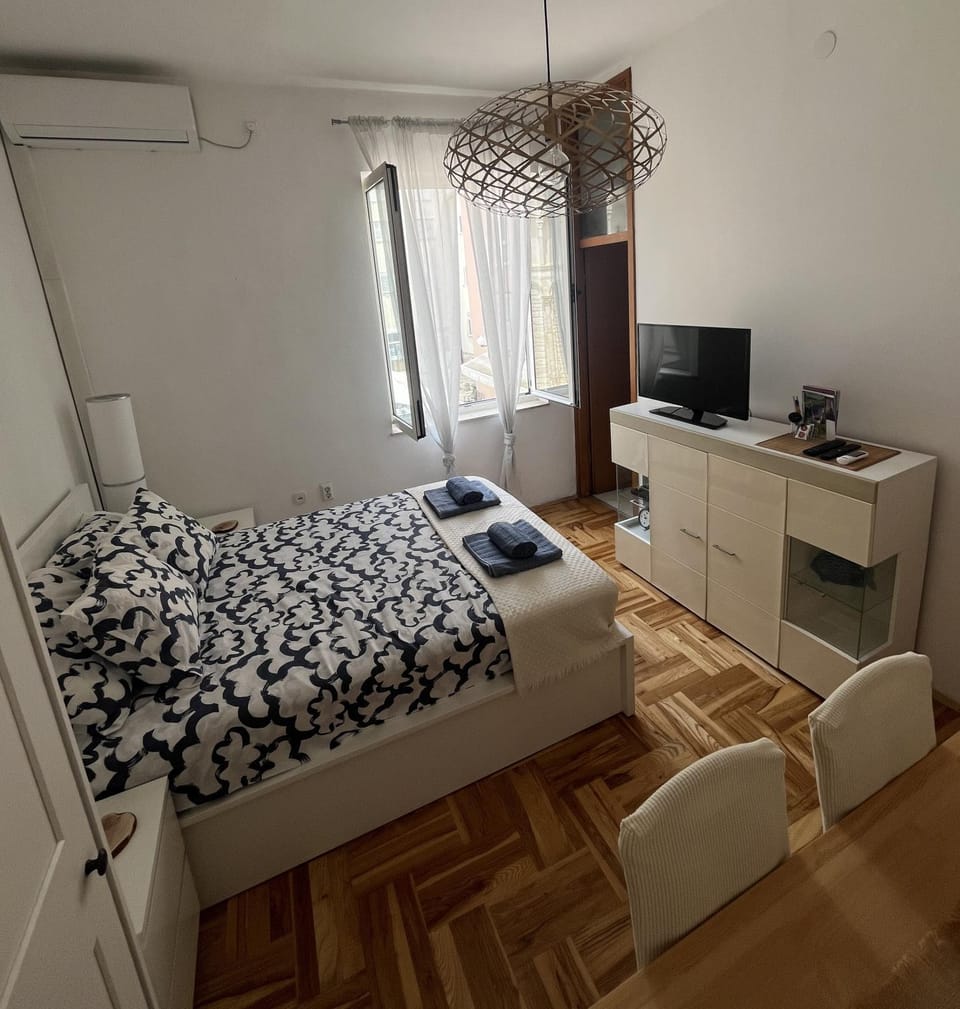 Communal lounge/ TV room, Bed, TV and multimedia, Photo of the whole room, Evening entertainment, Bedroom, wardrobe