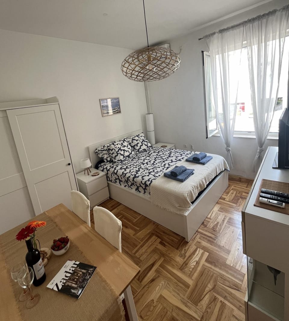 Bed, Living room, Photo of the whole room, Seating area, Dining area, Bedroom