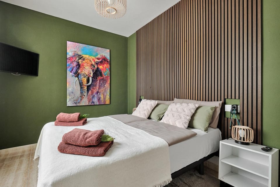 Bed, TV and multimedia, Photo of the whole room, Bedroom, towels