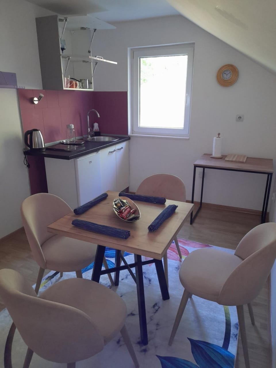 Kitchen or kitchenette, Living room, Seating area, Dining area, minibar, stove