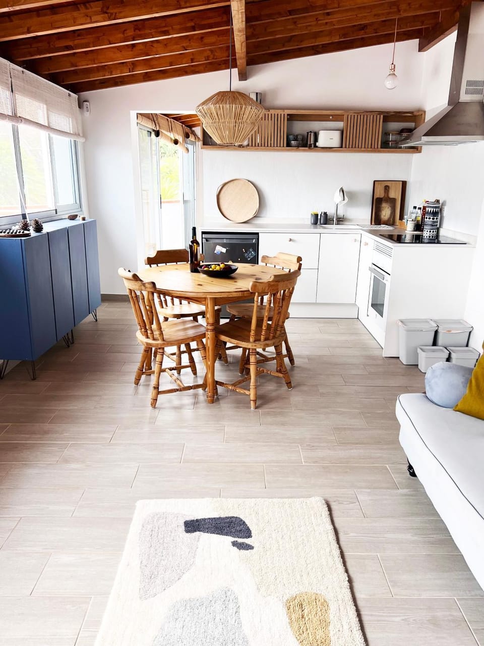 Kitchen or kitchenette, Dining area