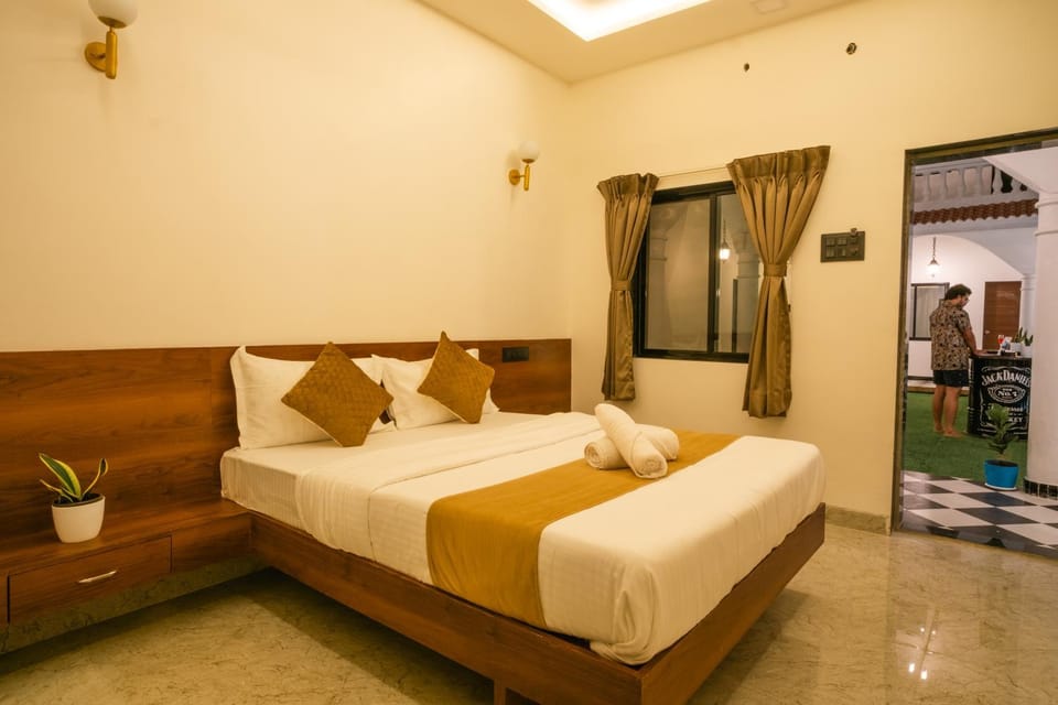 Bed, Photo of the whole room, Bedroom, towels