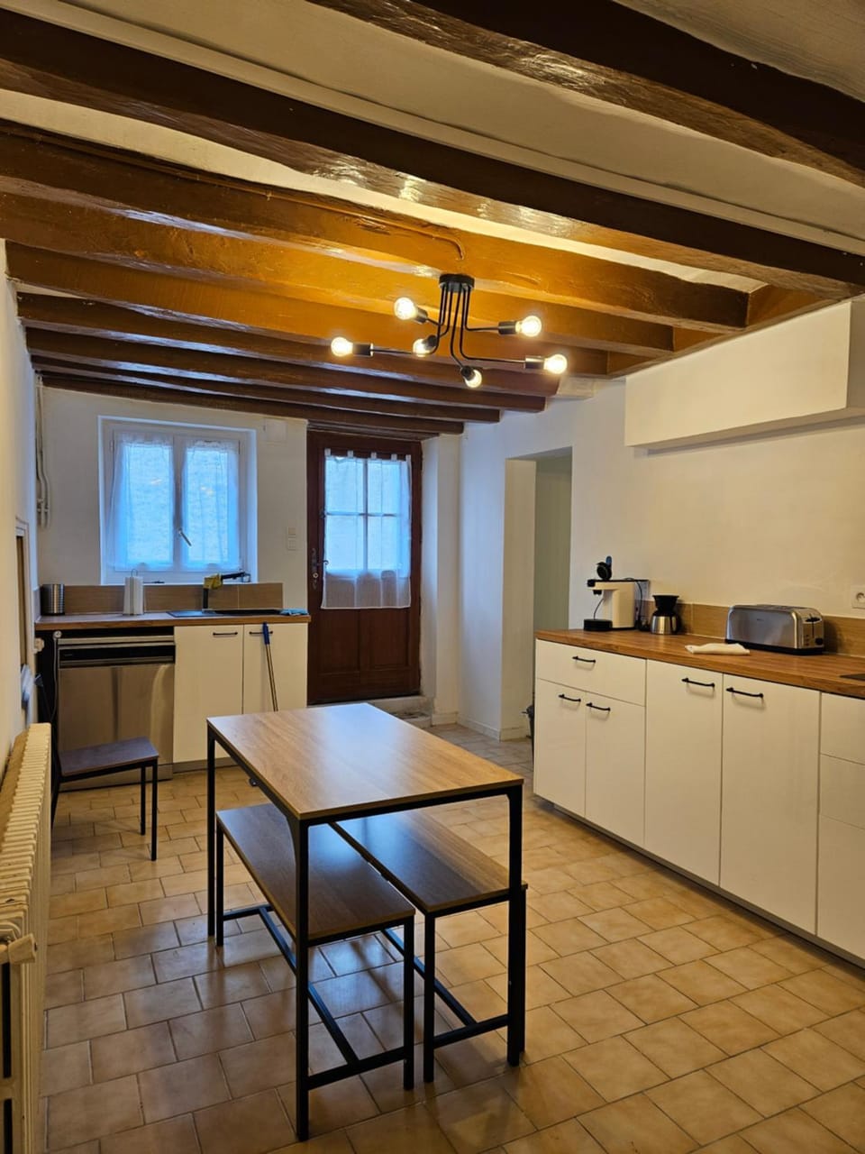 Kitchen or kitchenette, Dining area