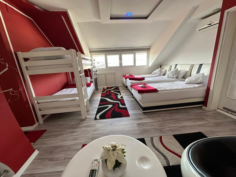 Photo of the whole room, bunk bed, towels