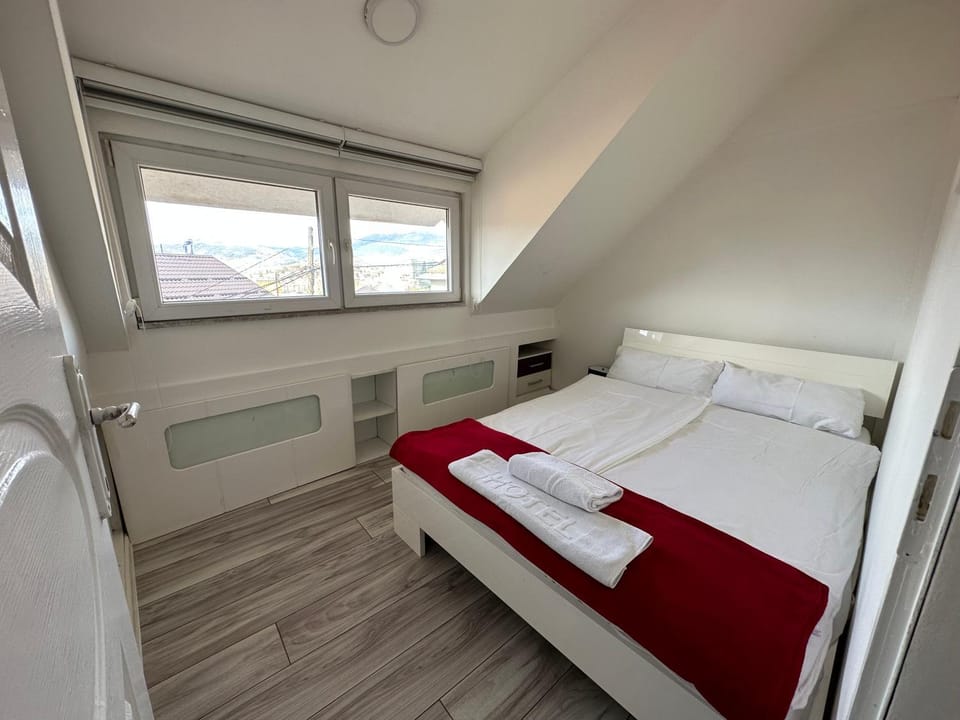 Bed, Photo of the whole room, Bedroom, internet, towels