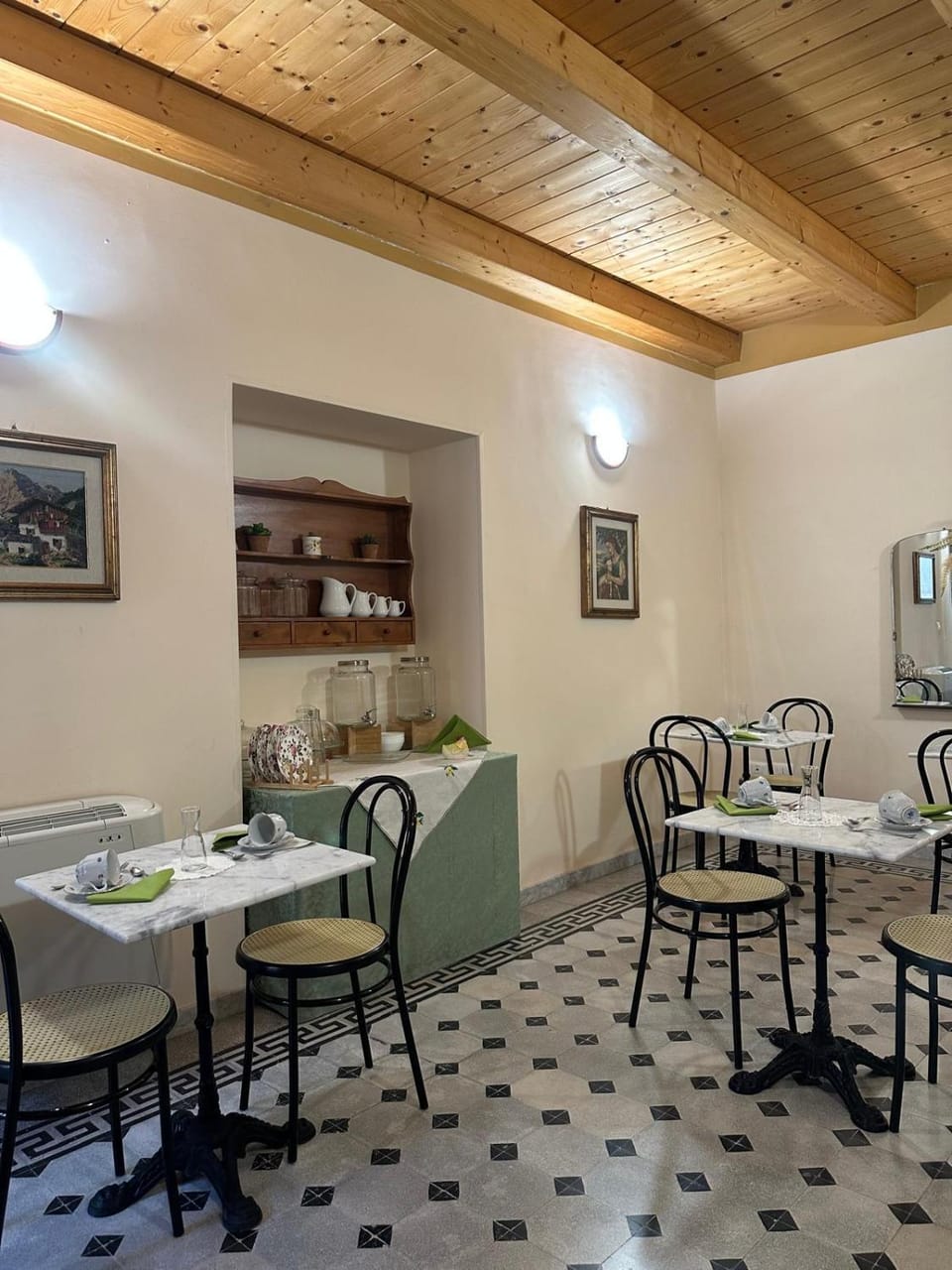Living room, Seating area, Breakfast