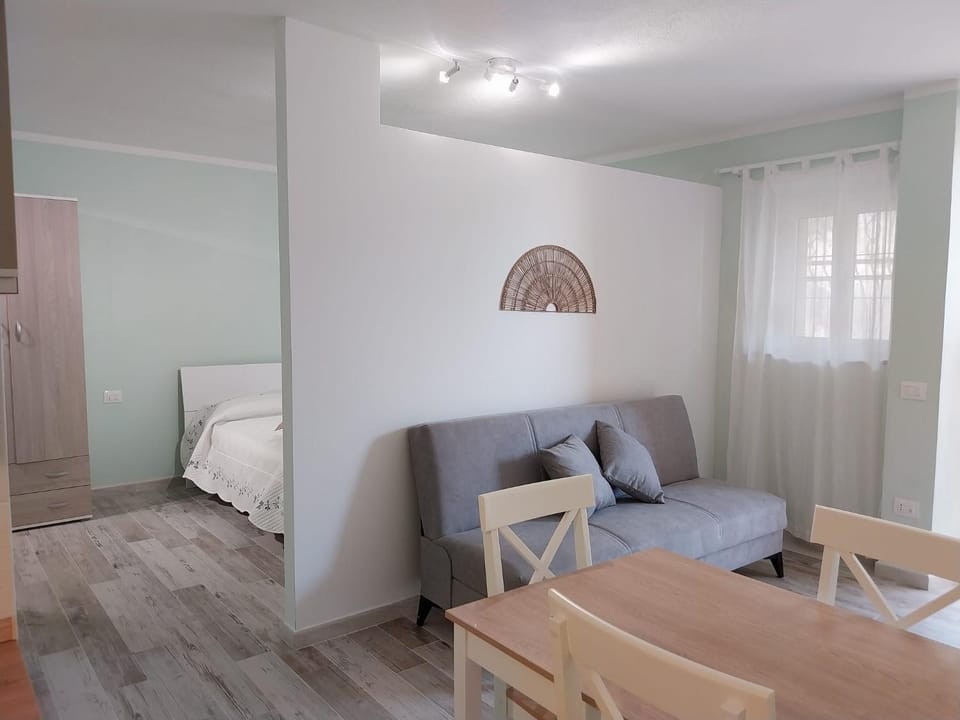 Bed, Living room, Photo of the whole room, Seating area, Dining area, Bedroom