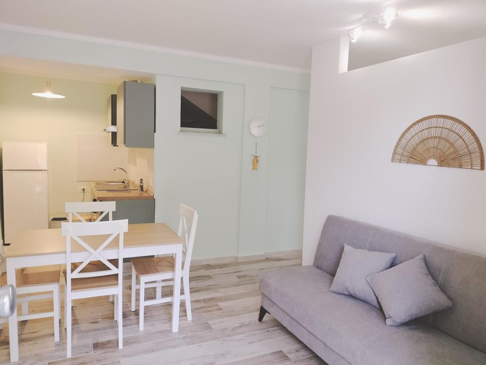 Kitchen or kitchenette, Living room, Seating area, Dining area