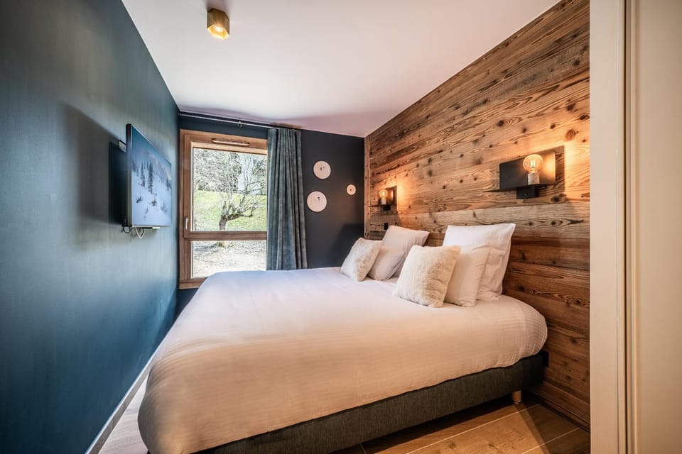 Bed, TV and multimedia, Bedroom