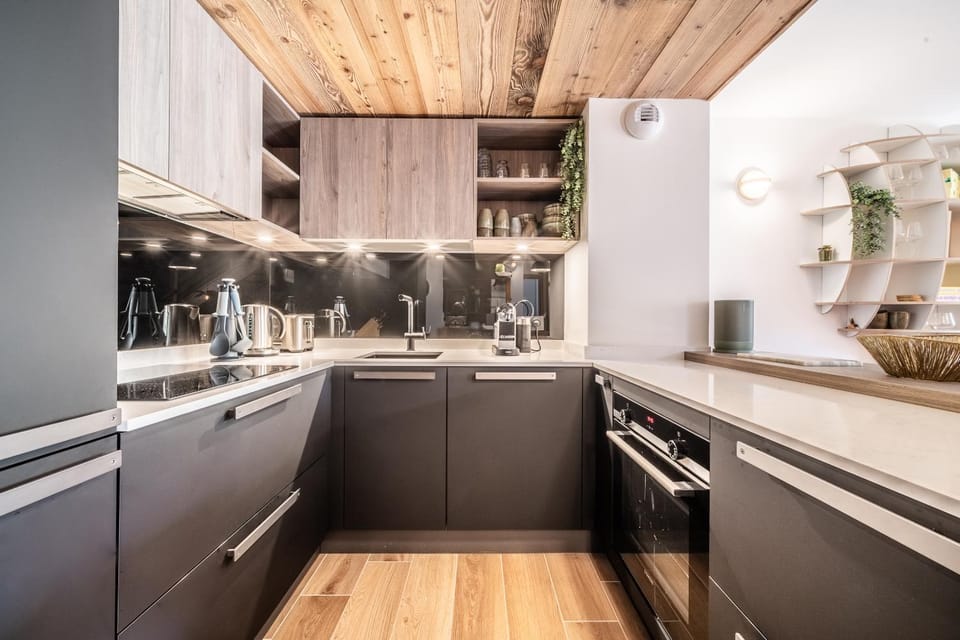 Kitchen or kitchenette, minibar, stove