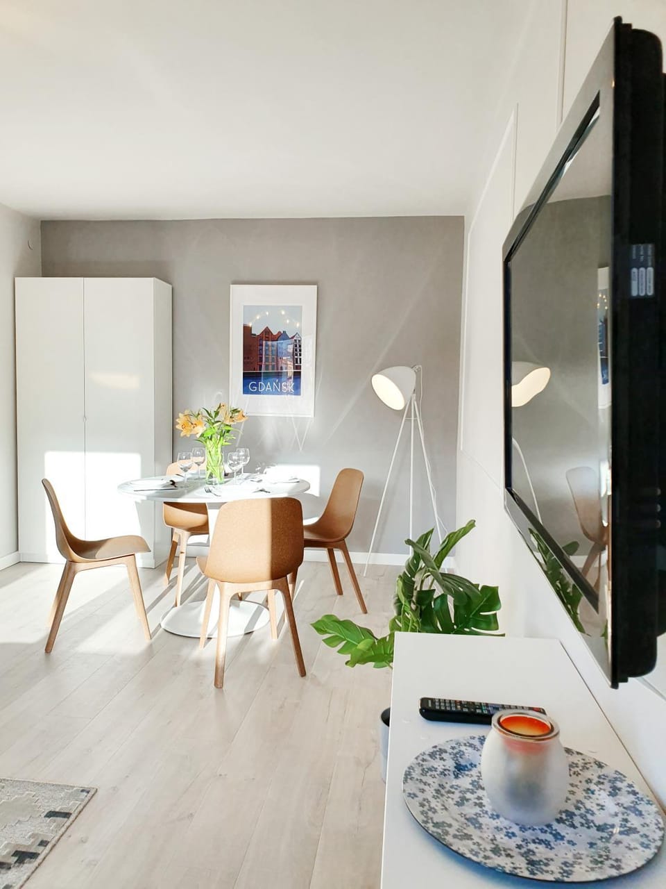 TV and multimedia, Living room, Seating area, Dining area